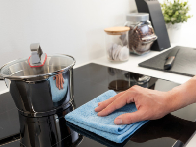 Comment bien nettoyer une plaque induction sans l’abîmer ?